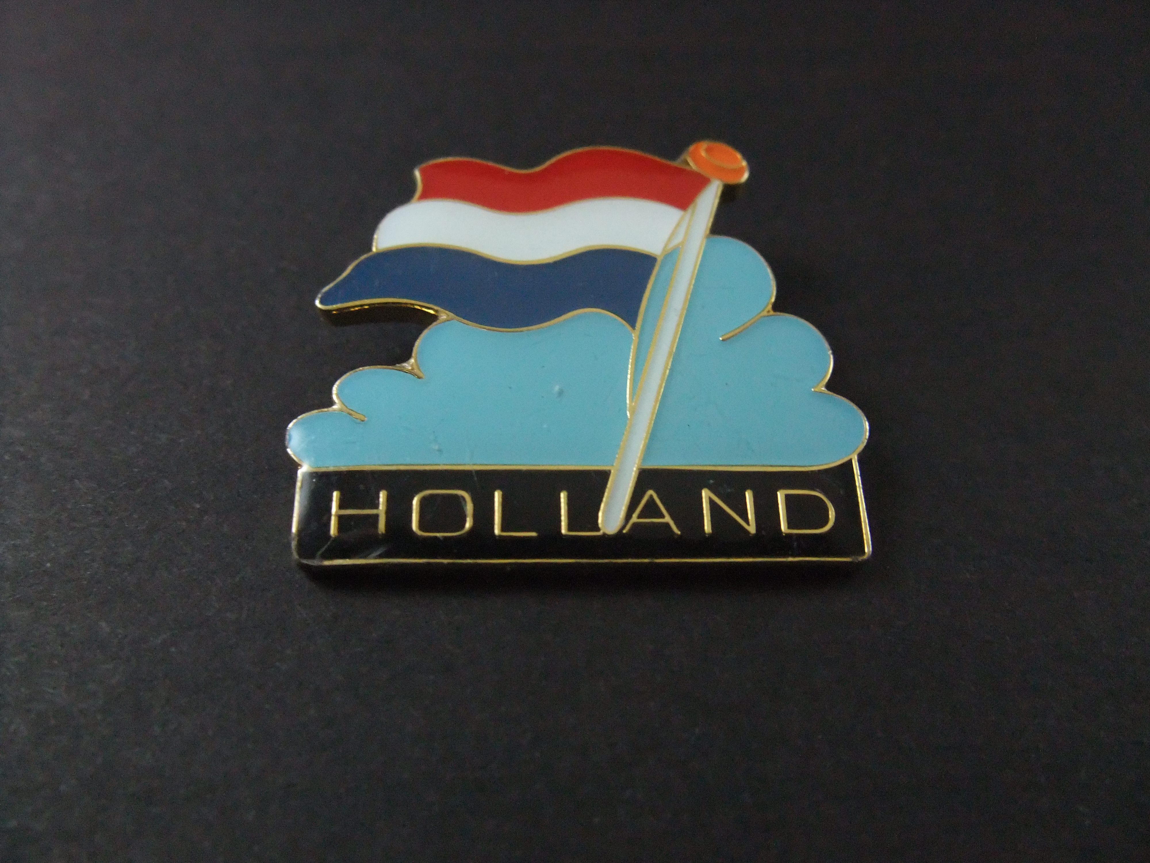 Holland Nederlandse vlag wapperend in de wind( blauwe lucht)
